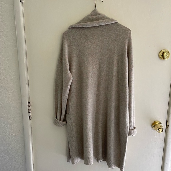 Beautiful HINGE SIZE SMALL CARDIGAN! - Picture 3 of 3